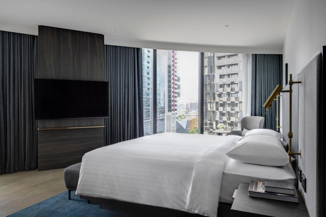 Melbourne Marriott Hotel Docklands Exterior foto A bedroom at the hotel
