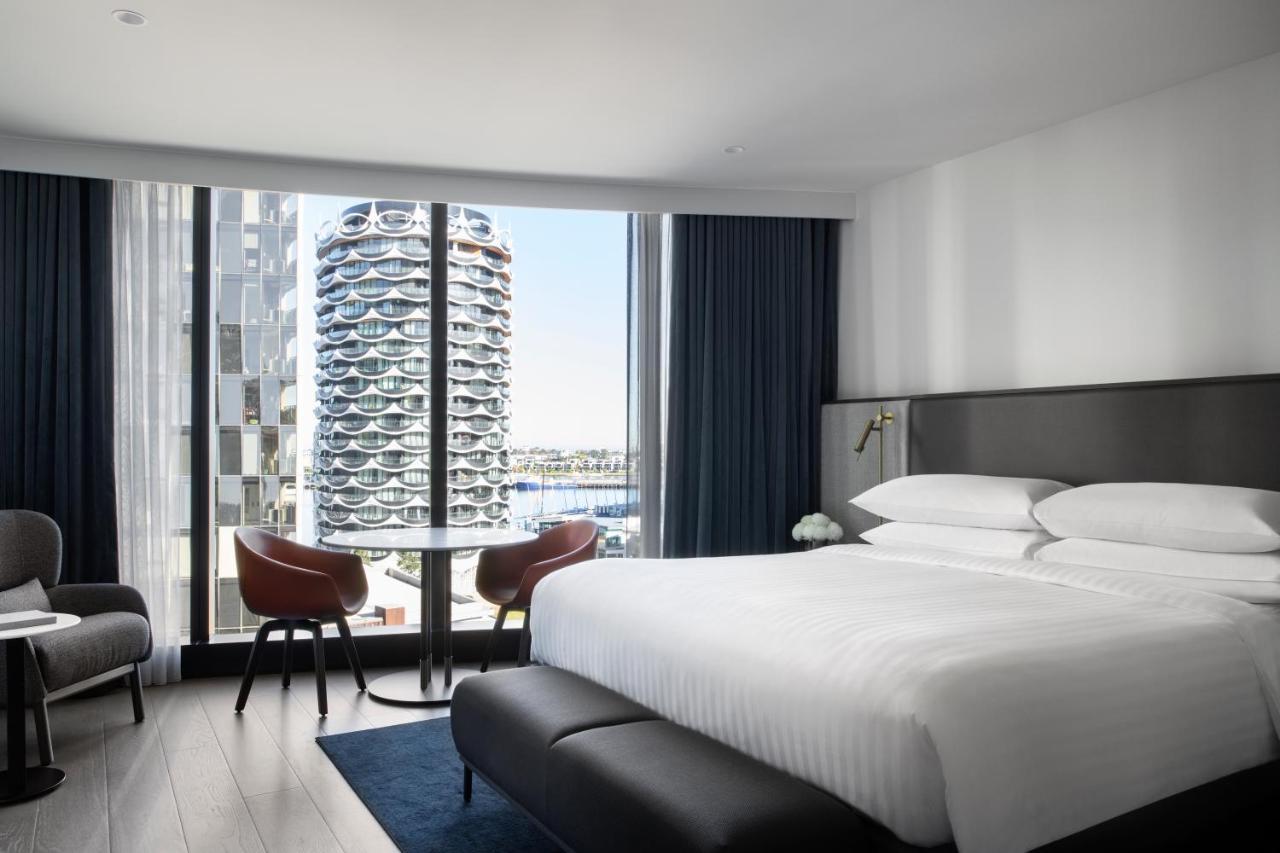 Melbourne Marriott Hotel Docklands Exterior foto A guest room at the hotel