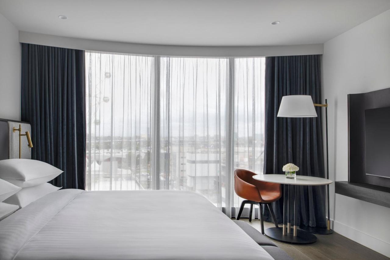 Melbourne Marriott Hotel Docklands Exterior foto A guest room at the hotel