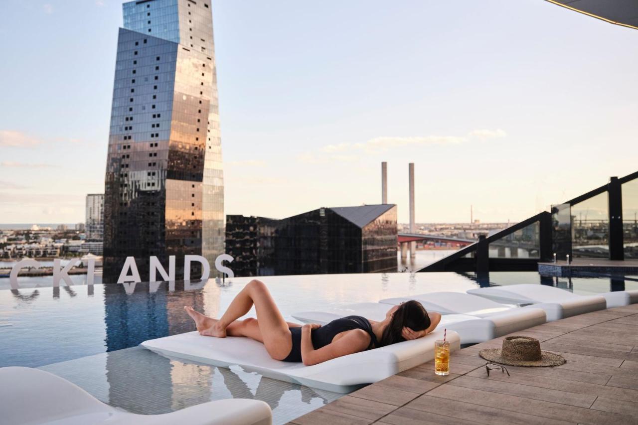 Melbourne Marriott Hotel Docklands Exterior foto The rooftop pool at the Standard East Village