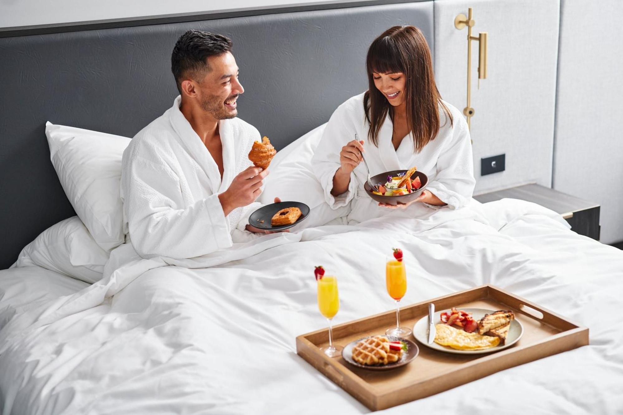 Melbourne Marriott Hotel Docklands Exterior foto Room service