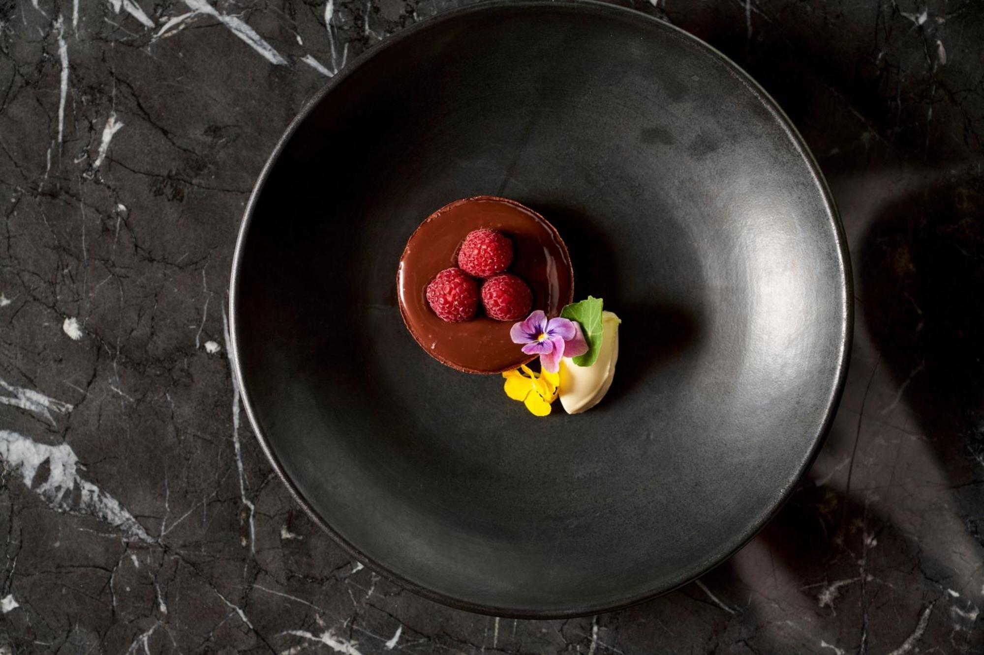 Melbourne Marriott Hotel Docklands Exterior foto A chocolate dessert