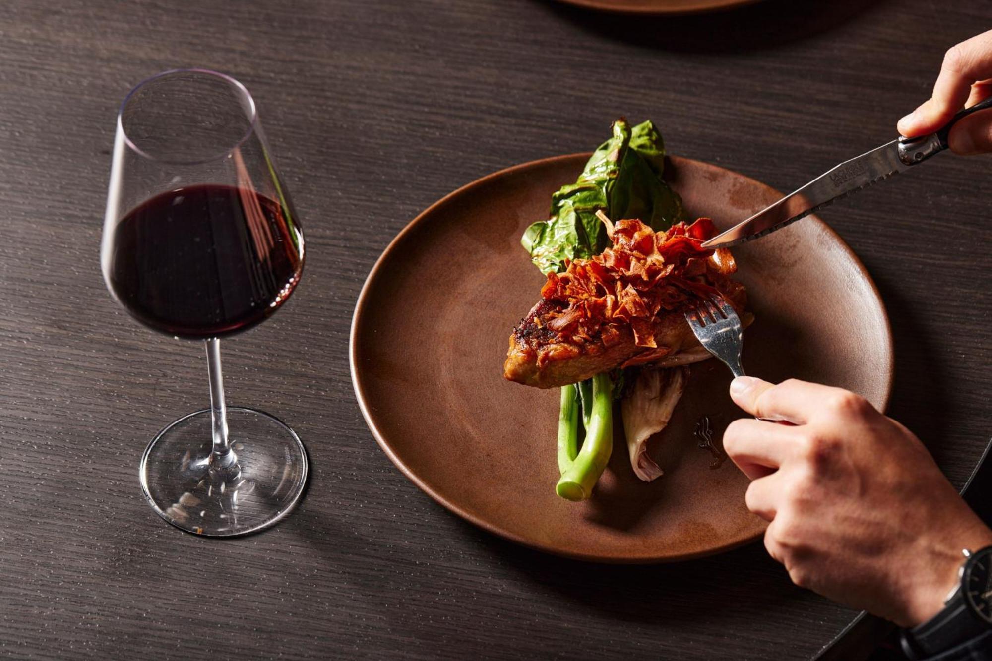 Melbourne Marriott Hotel Docklands Exterior foto A wine glass