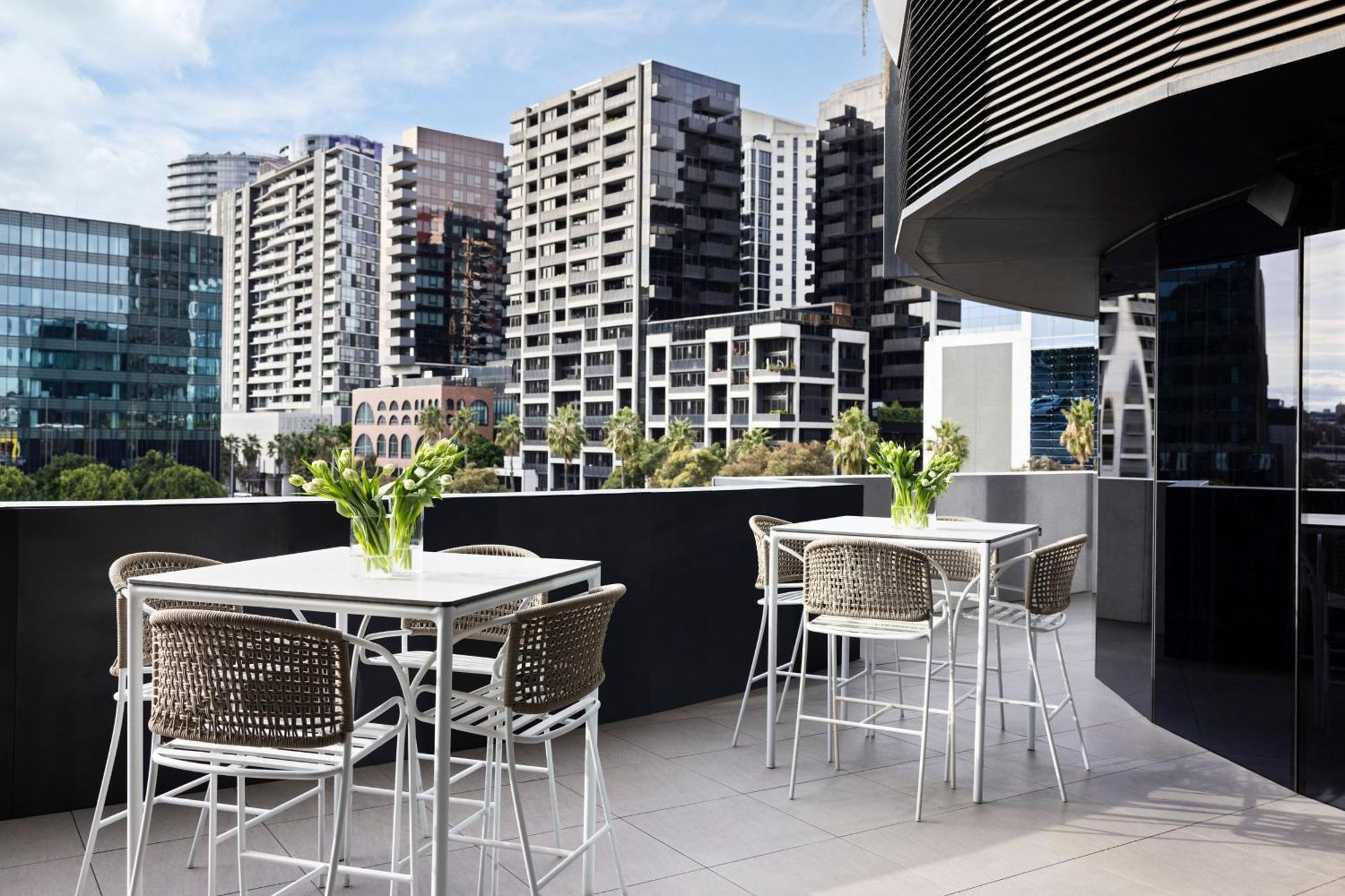 Melbourne Marriott Hotel Docklands Exterior foto The rooftop bar at the Hotel